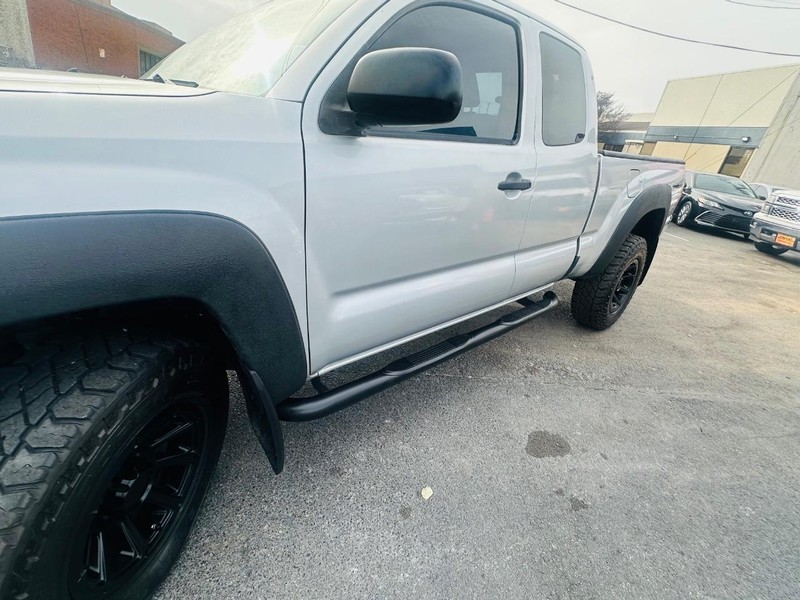 Toyota Tacoma Vehicle Full-screen Gallery Image 35