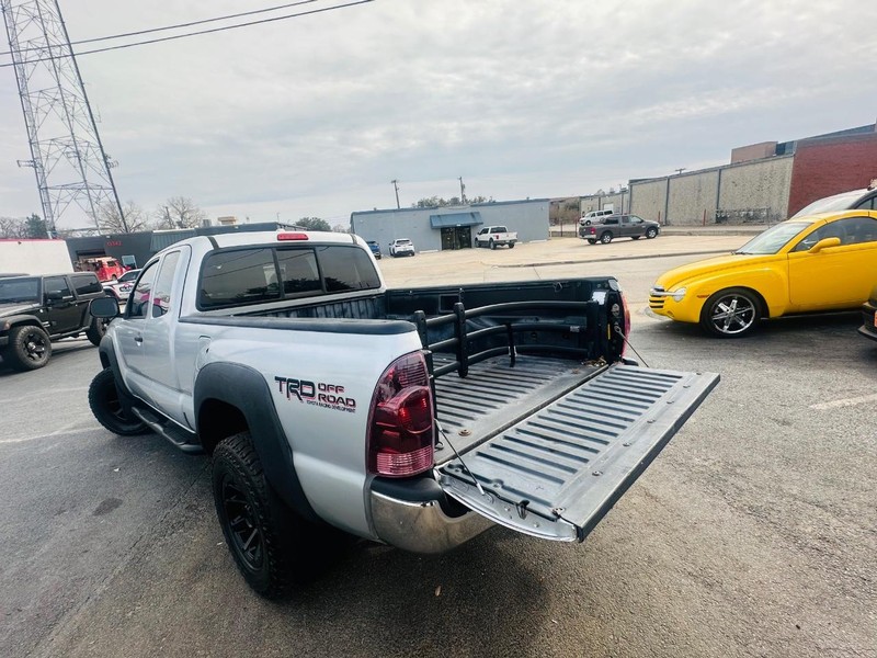 Toyota Tacoma Vehicle Full-screen Gallery Image 36