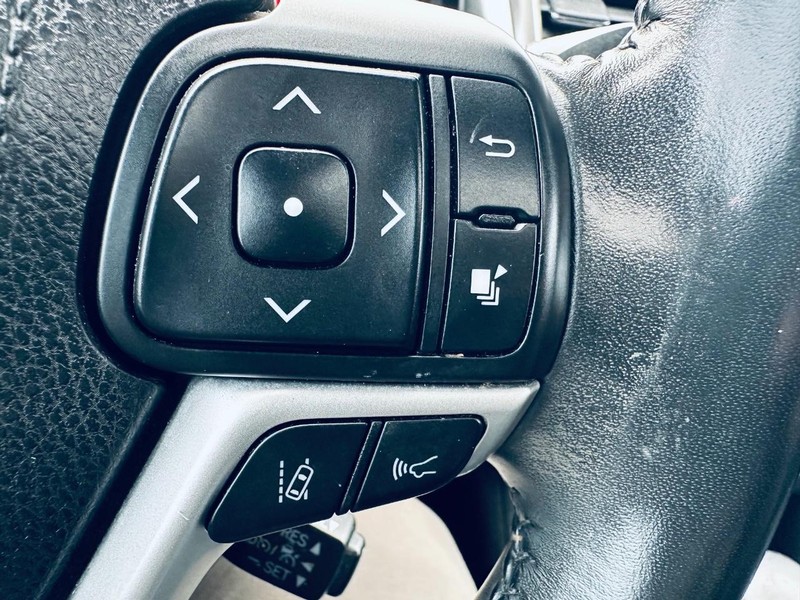 Toyota Highlander Vehicle Full-screen Gallery Image 30