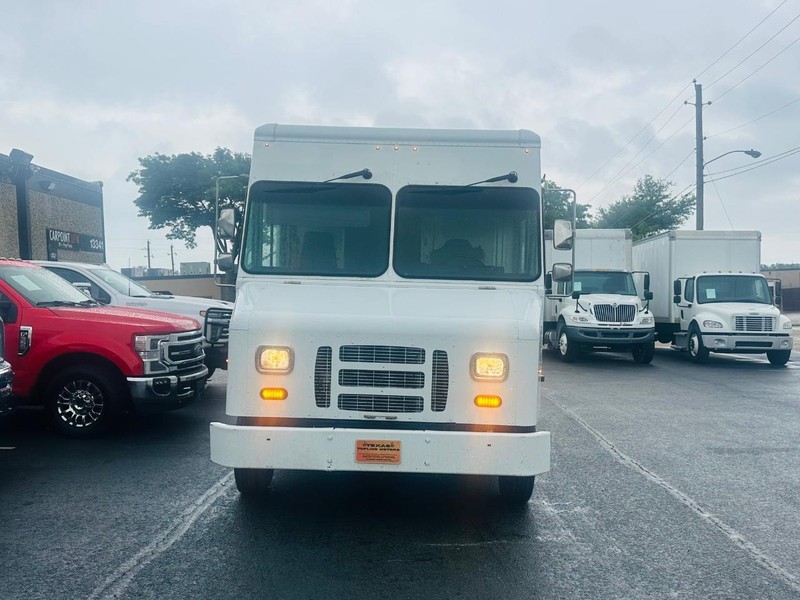 Ford E-450 and Econoline 450 Vehicle Full-screen Gallery Image 2