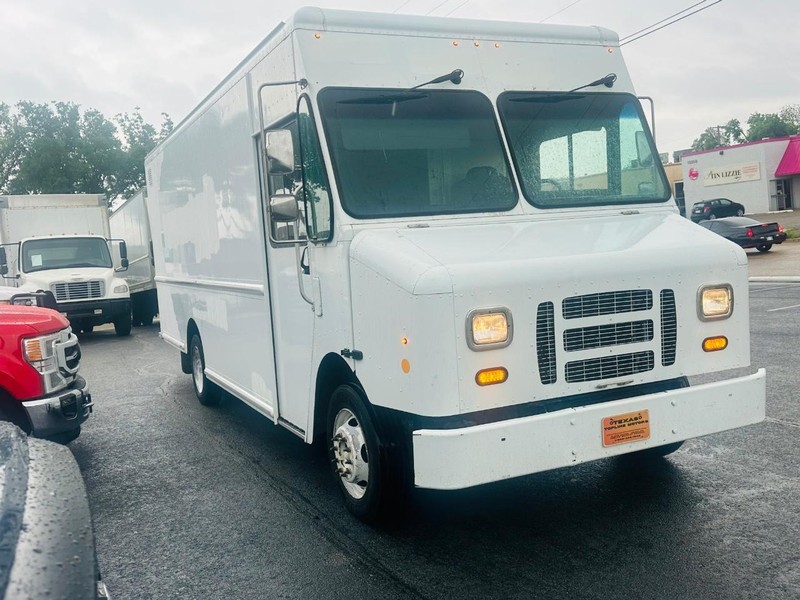 Ford E-450 and Econoline 450 Vehicle Full-screen Gallery Image 3