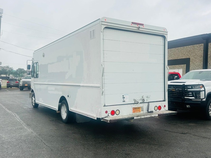 Ford E-450 and Econoline 450 Vehicle Full-screen Gallery Image 4