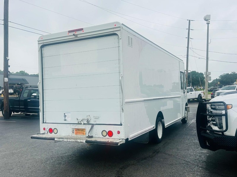 Ford E-450 and Econoline 450 Vehicle Full-screen Gallery Image 5