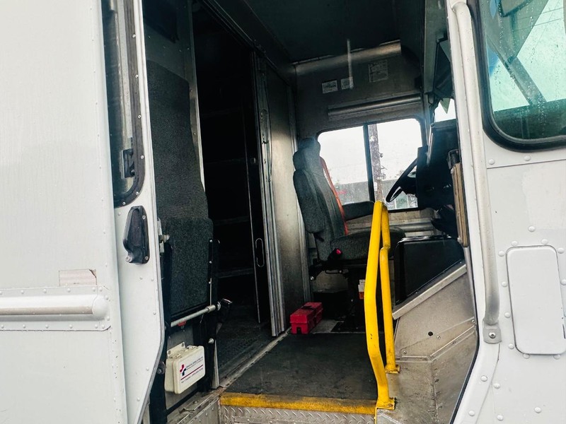 Ford E-450 and Econoline 450 Vehicle Full-screen Gallery Image 6