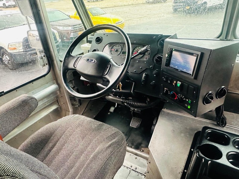 Ford E-450 and Econoline 450 Vehicle Full-screen Gallery Image 7