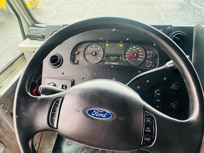 Ford E-450 and Econoline 450 Vehicle Full-screen Gallery Image 8