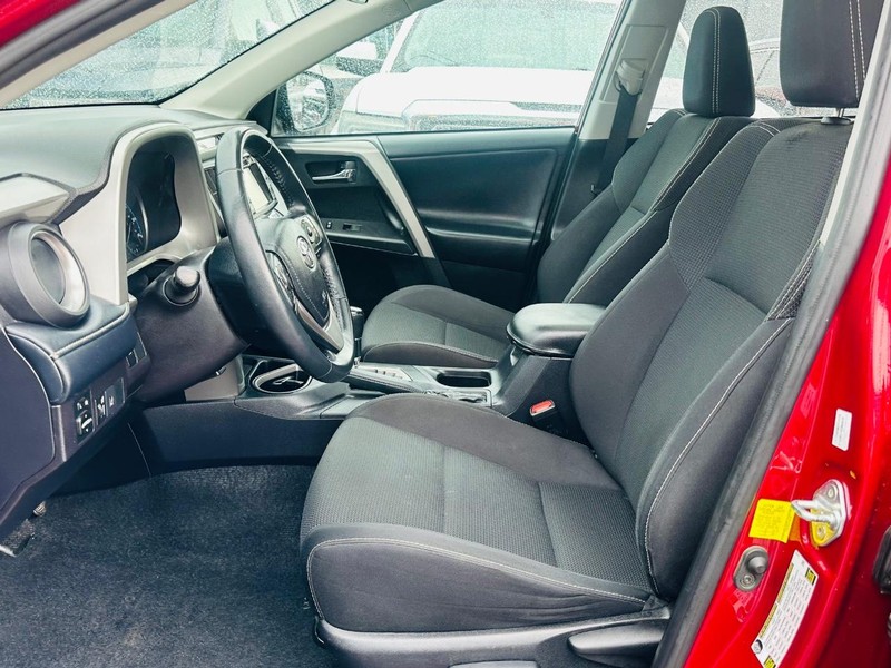 Toyota RAV4 Vehicle Full-screen Gallery Image 8