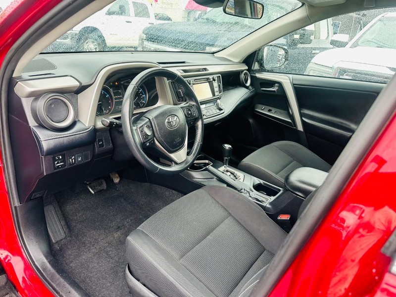 Toyota RAV4 Vehicle Full-screen Gallery Image 9