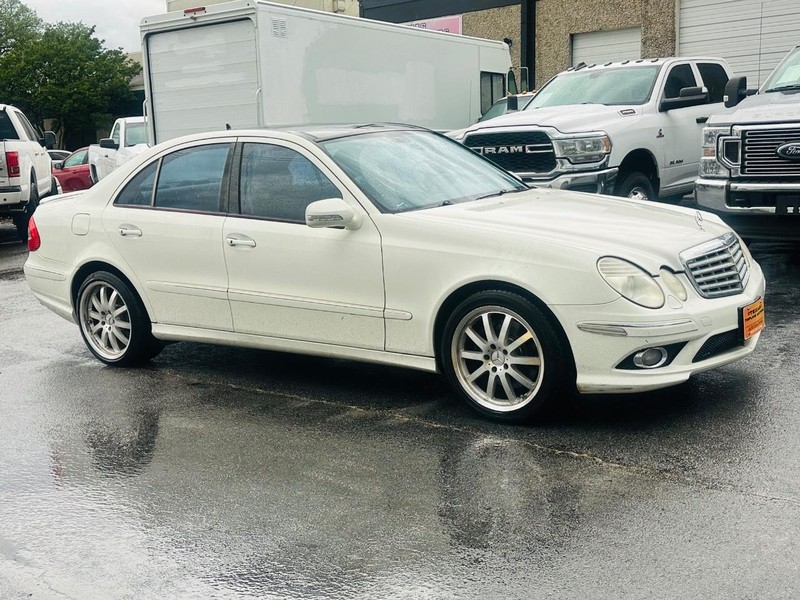 Mercedes-Benz E-Class Vehicle Full-screen Gallery Image 2