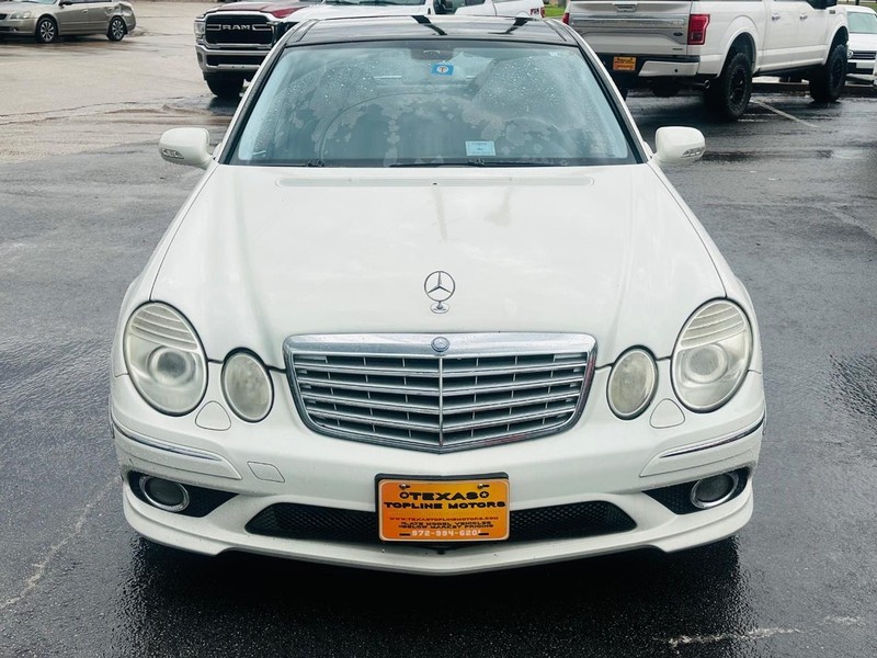 Mercedes-Benz E-Class Vehicle Full-screen Gallery Image 3