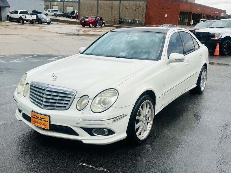 Mercedes-Benz E-Class Vehicle Full-screen Gallery Image 4