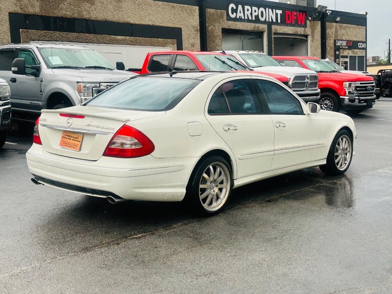 Mercedes-Benz E-Class Vehicle Full-screen Gallery Image 5