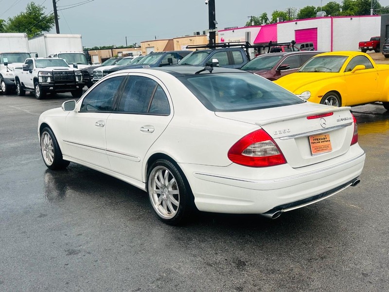 Mercedes-Benz E-Class Vehicle Full-screen Gallery Image 7