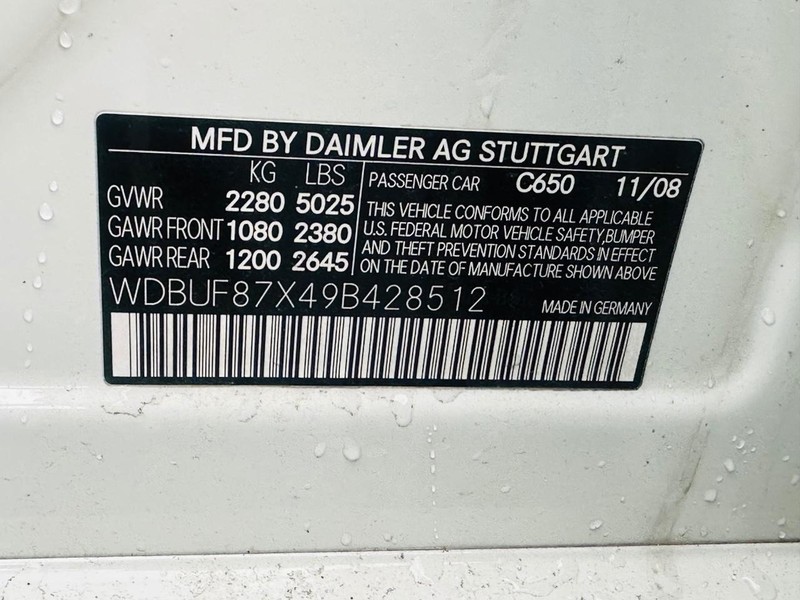 Mercedes-Benz E-Class Vehicle Full-screen Gallery Image 8