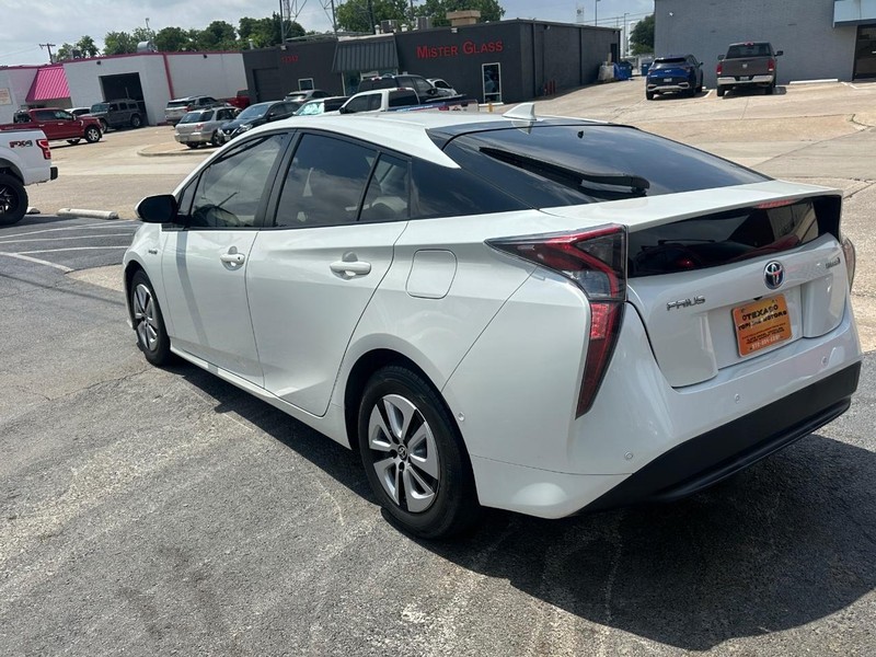 2018 Toyota Prius Two photo 13