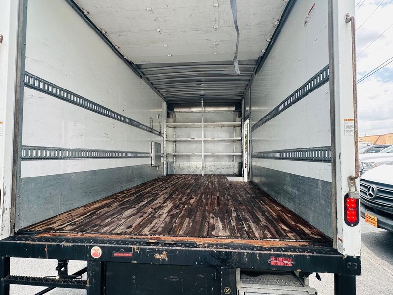 Chevrolet Silverado MD Vehicle Full-screen Gallery Image 8