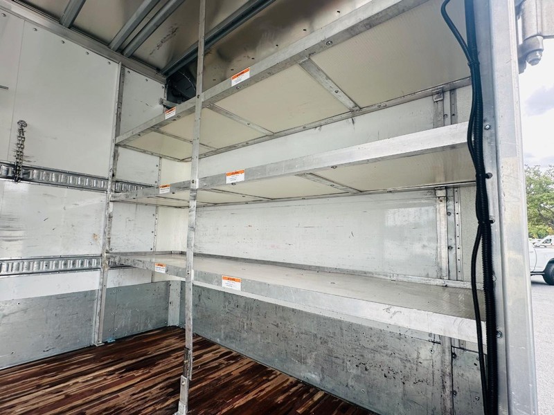 Chevrolet Silverado MD Vehicle Full-screen Gallery Image 10