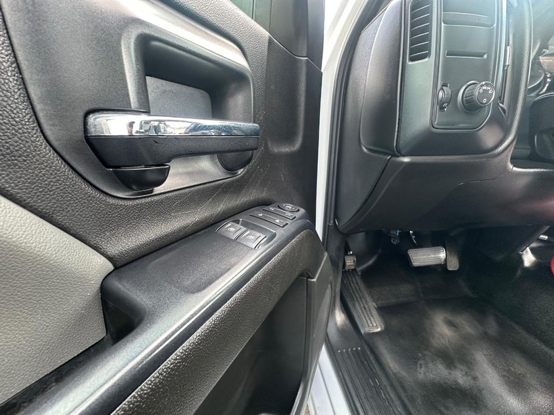 Chevrolet Silverado MD Vehicle Full-screen Gallery Image 17