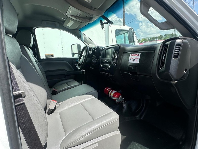 Chevrolet Silverado MD Vehicle Full-screen Gallery Image 21