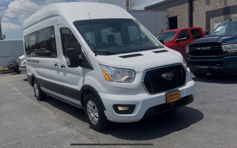 Ford Transit Passenger Wagon Vehicle Full-screen Gallery Image 01