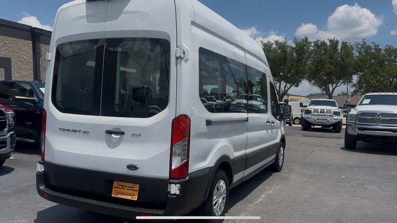 Ford Transit Passenger Wagon Vehicle Full-screen Gallery Image 04