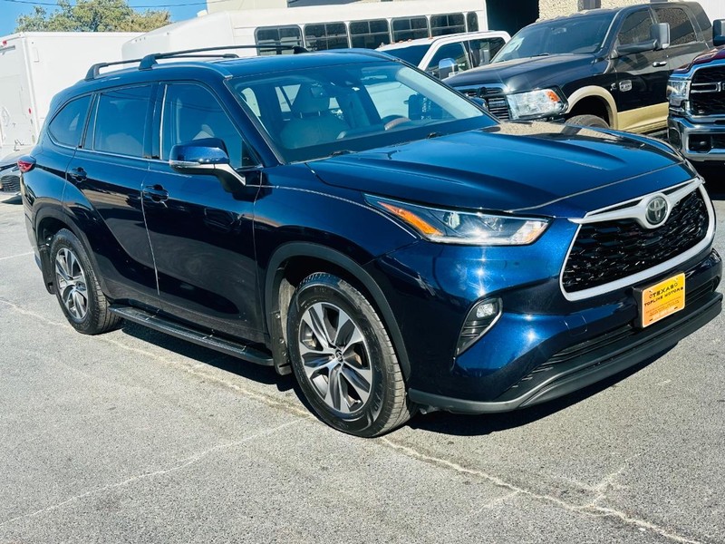 Toyota Highlander Vehicle Full-screen Gallery Image 01