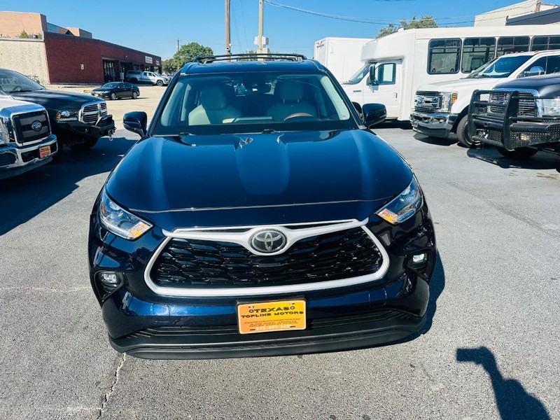 2021 Toyota Highlander XLE photo 2