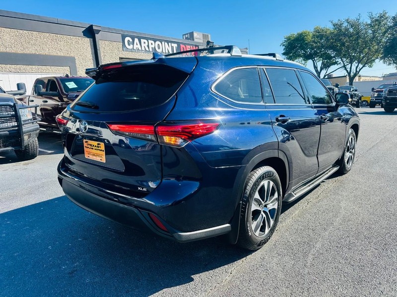 2021 Toyota Highlander XLE photo 3