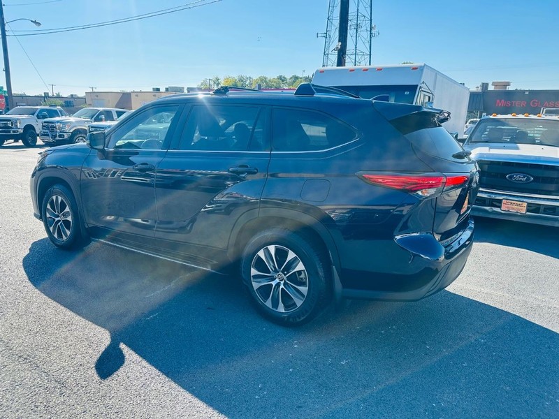 2021 Toyota Highlander XLE photo 4
