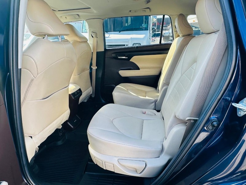 Toyota Highlander Vehicle Full-screen Gallery Image 05