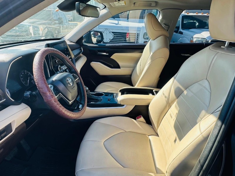 Toyota Highlander Vehicle Full-screen Gallery Image 06