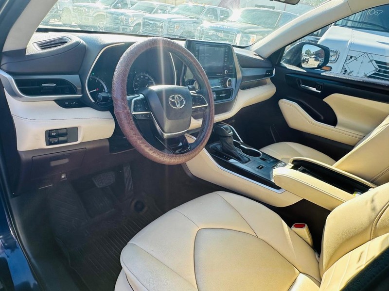 Toyota Highlander Vehicle Full-screen Gallery Image 07