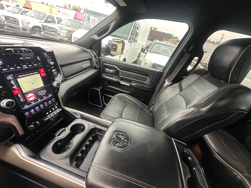 Ram 2500 Vehicle Full-screen Gallery Image 36