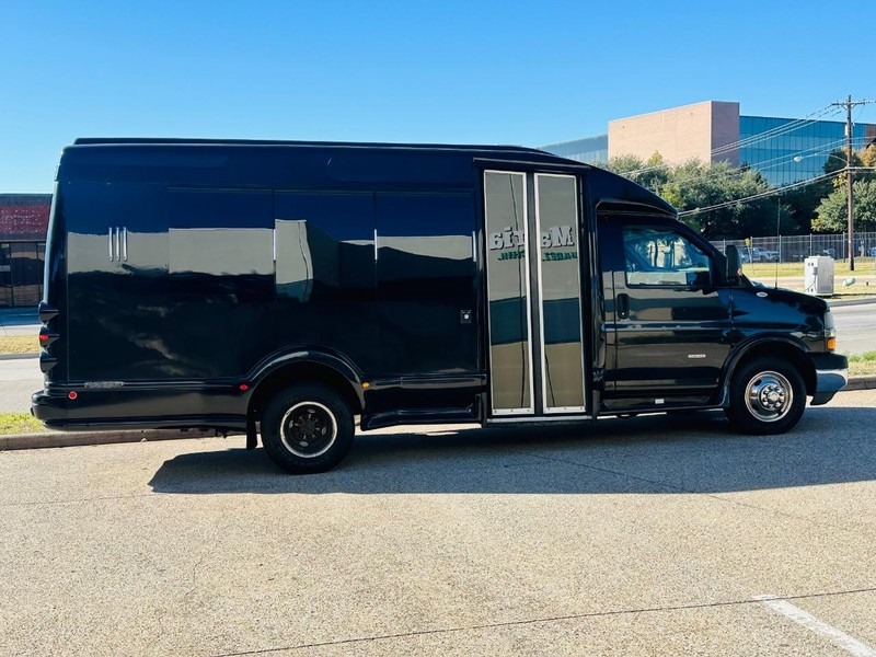 2010 Chevrolet Express Cutaway 3500 photo 2