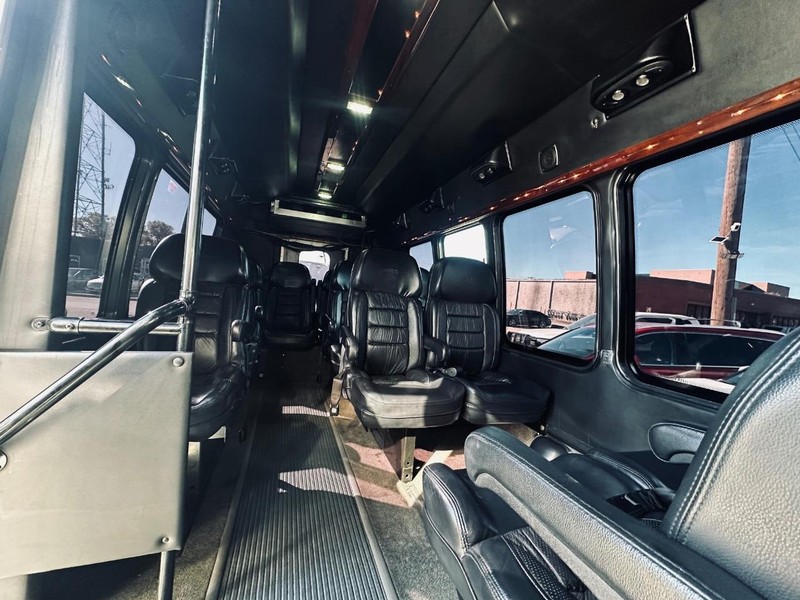 Chevrolet Express Commercial Cutaway Vehicle Full-screen Gallery Image 18