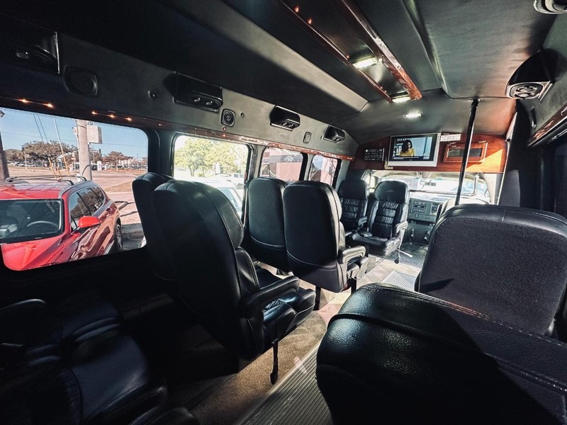 Chevrolet Express Commercial Cutaway Vehicle Full-screen Gallery Image 23