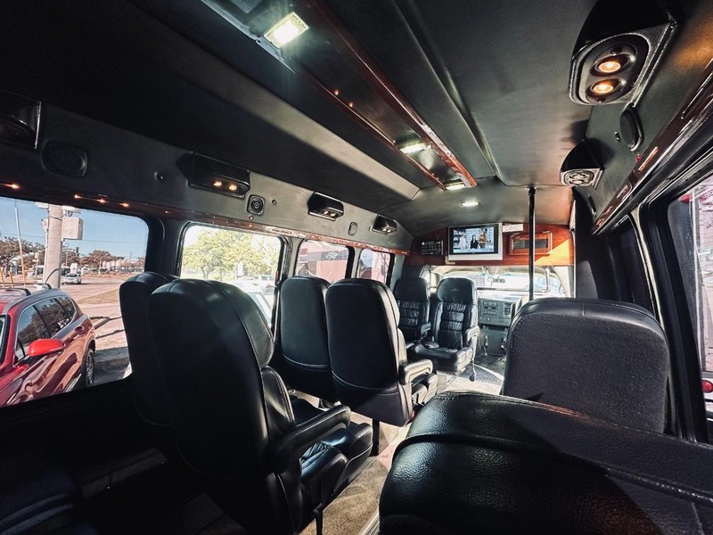 Chevrolet Express Commercial Cutaway Vehicle Full-screen Gallery Image 26