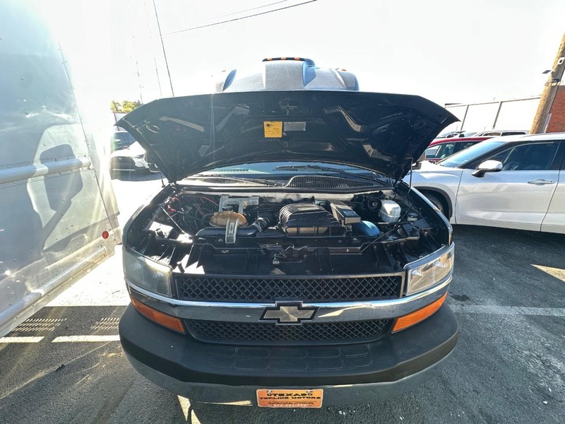 Chevrolet Express Commercial Cutaway Vehicle Full-screen Gallery Image 33