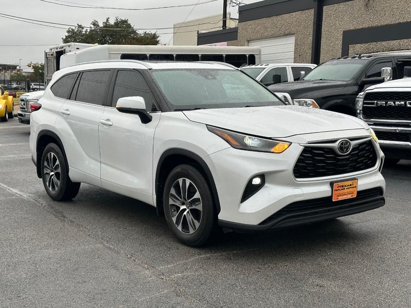 2023 Toyota Highlander XLE photo 2