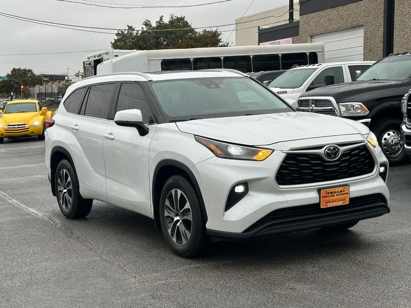 2023 Toyota Highlander XLE photo 3