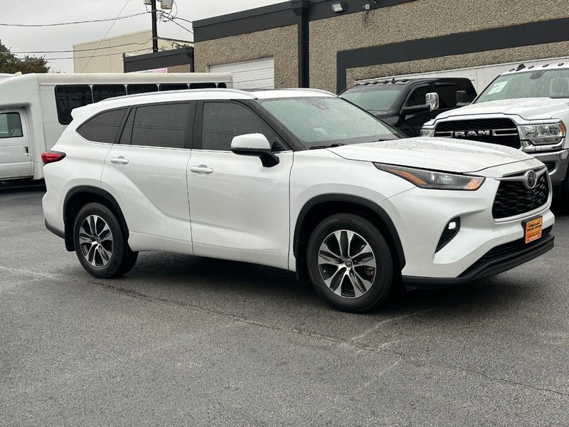 2023 Toyota Highlander XLE photo 4