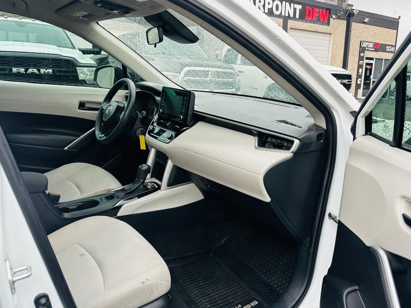 Toyota Corolla Cross Vehicle Full-screen Gallery Image 16