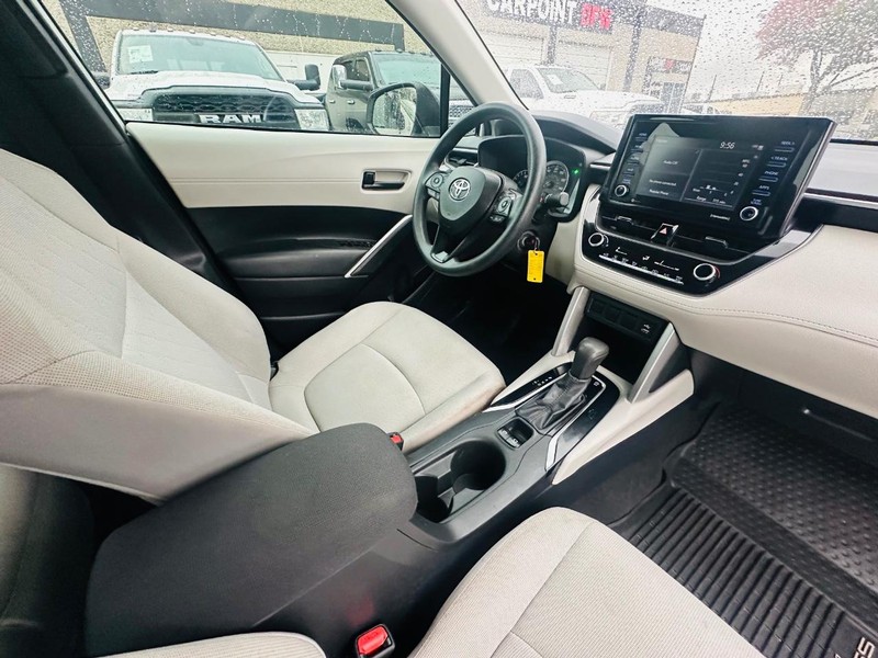 Toyota Corolla Cross Vehicle Full-screen Gallery Image 18