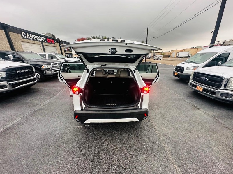 Toyota Corolla Cross Vehicle Full-screen Gallery Image 20