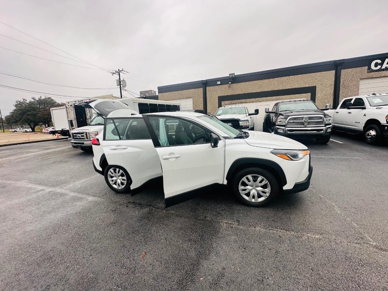 Toyota Corolla Cross Vehicle Full-screen Gallery Image 22