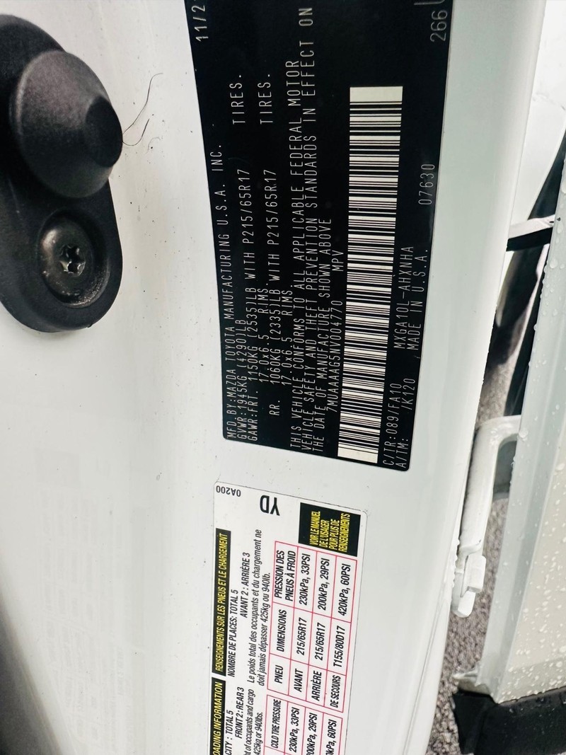 Toyota Corolla Cross Vehicle Full-screen Gallery Image 24