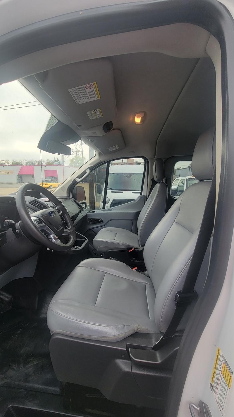 Ford Transit Passenger Wagon Vehicle Full-screen Gallery Image 12