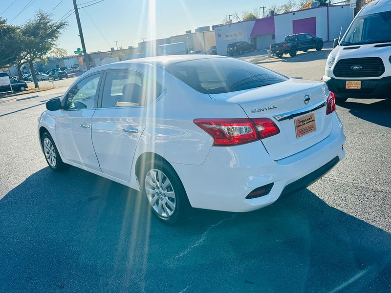 Nissan Sentra Vehicle Full-screen Gallery Image 7