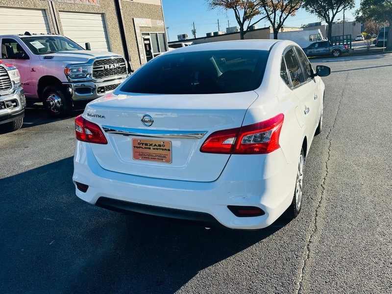 Nissan Sentra Vehicle Full-screen Gallery Image 9