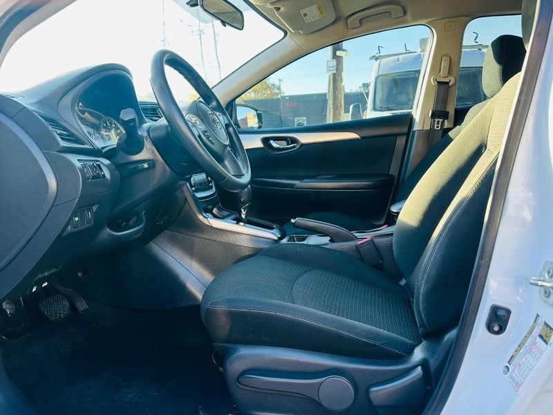 Nissan Sentra Vehicle Full-screen Gallery Image 10